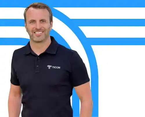 Lächelnder Mann im schwarzen Poloshirt mit "TICON"-Logo vor blau-weißem Hintergrund mit stilisierten Linien.